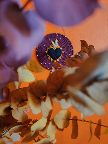 Grand talisman Coeur sacré sur tissage prune